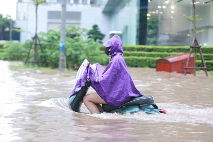 Kỹ thuật viên kiểm tra hệ thống pin xe điện