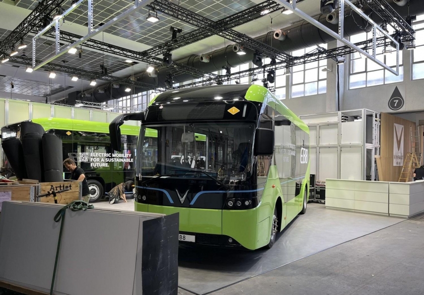 Xe buýt điện EB 8