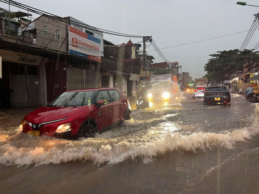 Đường phố Hà Nội ngập nước