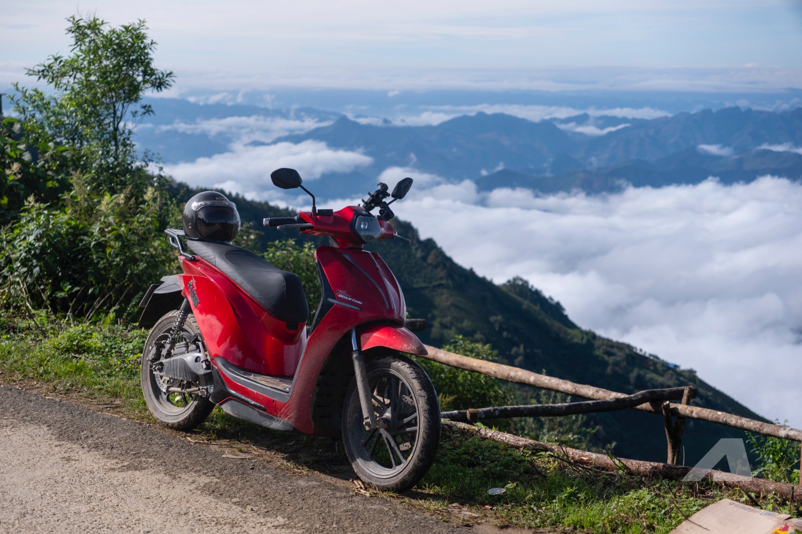 Xe máy điện Dat Bike Quantum trên đường đèo