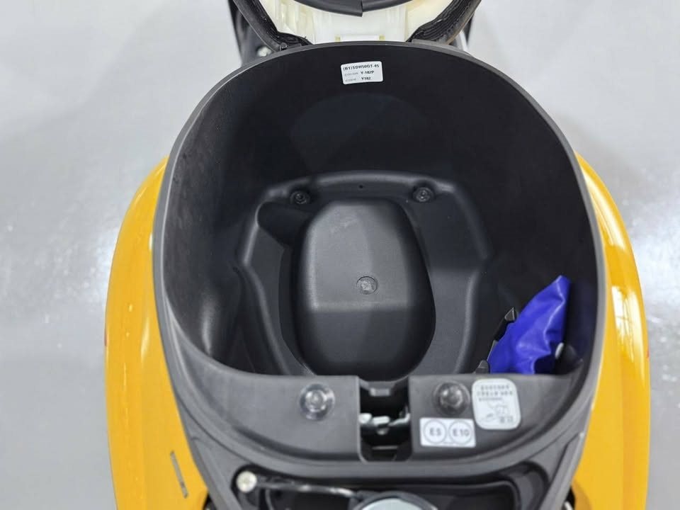 Cốp xe rộng rãi chứa mũ bảo hiểm và vật dụng khác