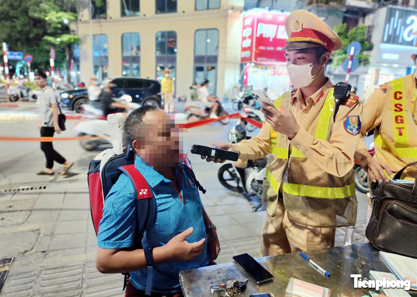 Xe máy ông T. có túi đồ nhậu treo trên xe