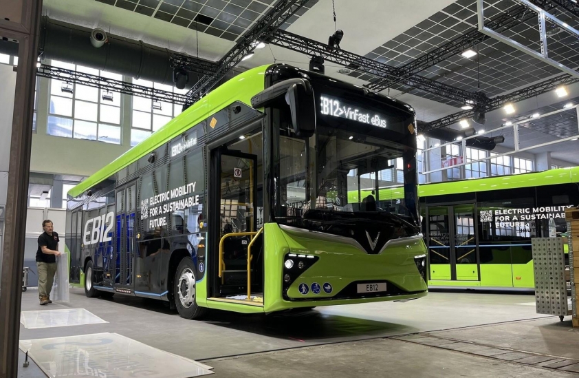 Xe buýt điện EB 12
