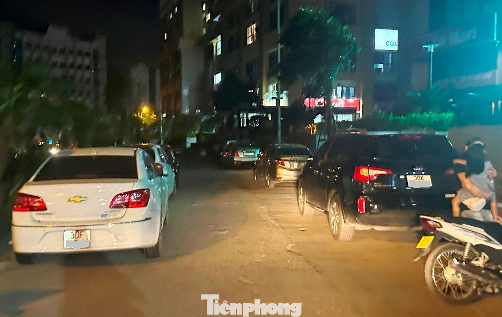 Giao thông bị ảnh hưởng nghiêm trọng do tình trạng đỗ xe tùy tiện
