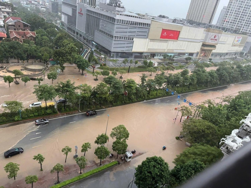 Đường phố Hà Nội ngập nước