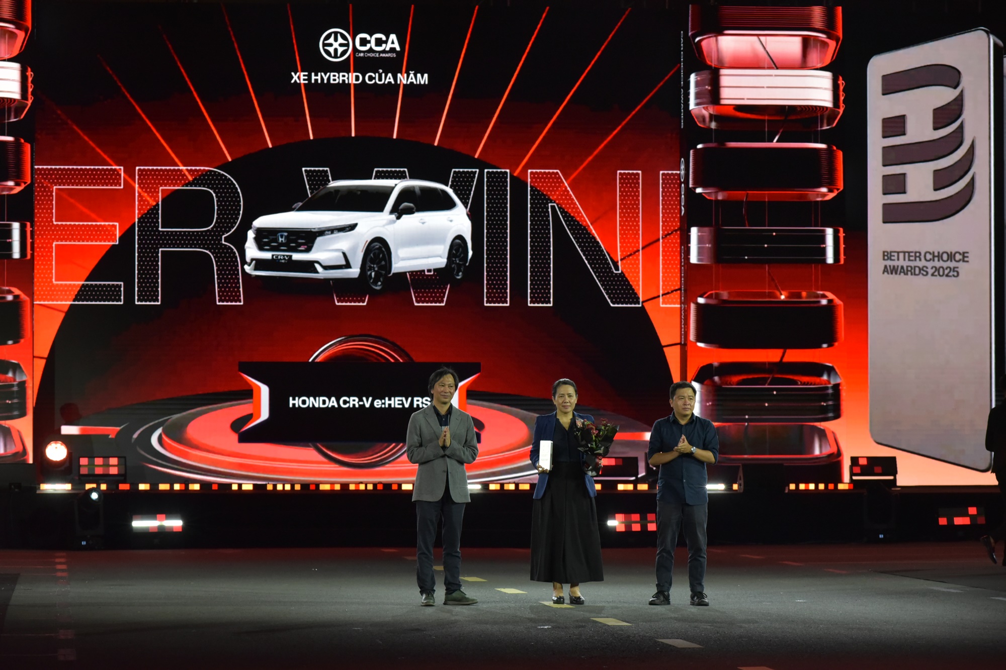 Lãnh đạo trao giải cho Honda CR-V e:HEV RS