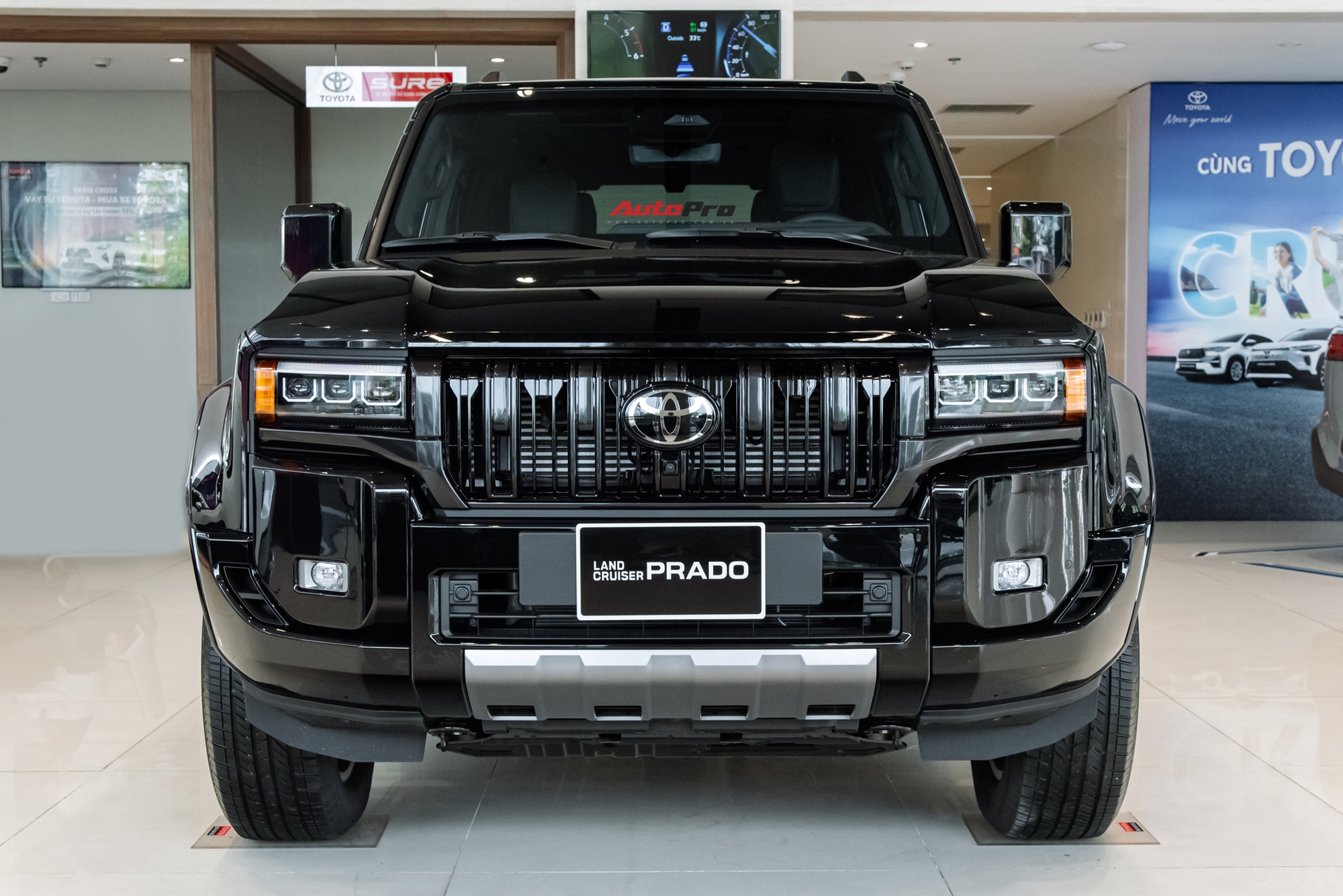 Hình ảnh Toyota Land Cruiser Prado tại đại lý