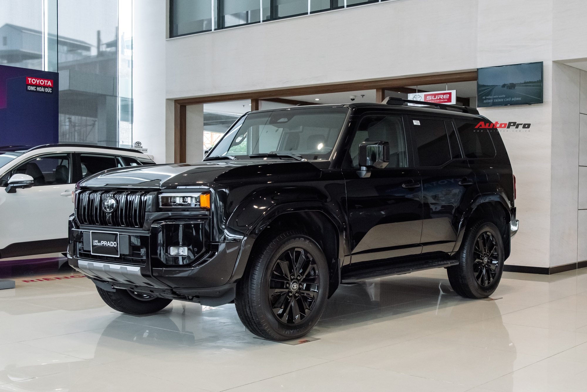 Khách hàng mua Toyota Prado phải chấp nhận kèm lạc