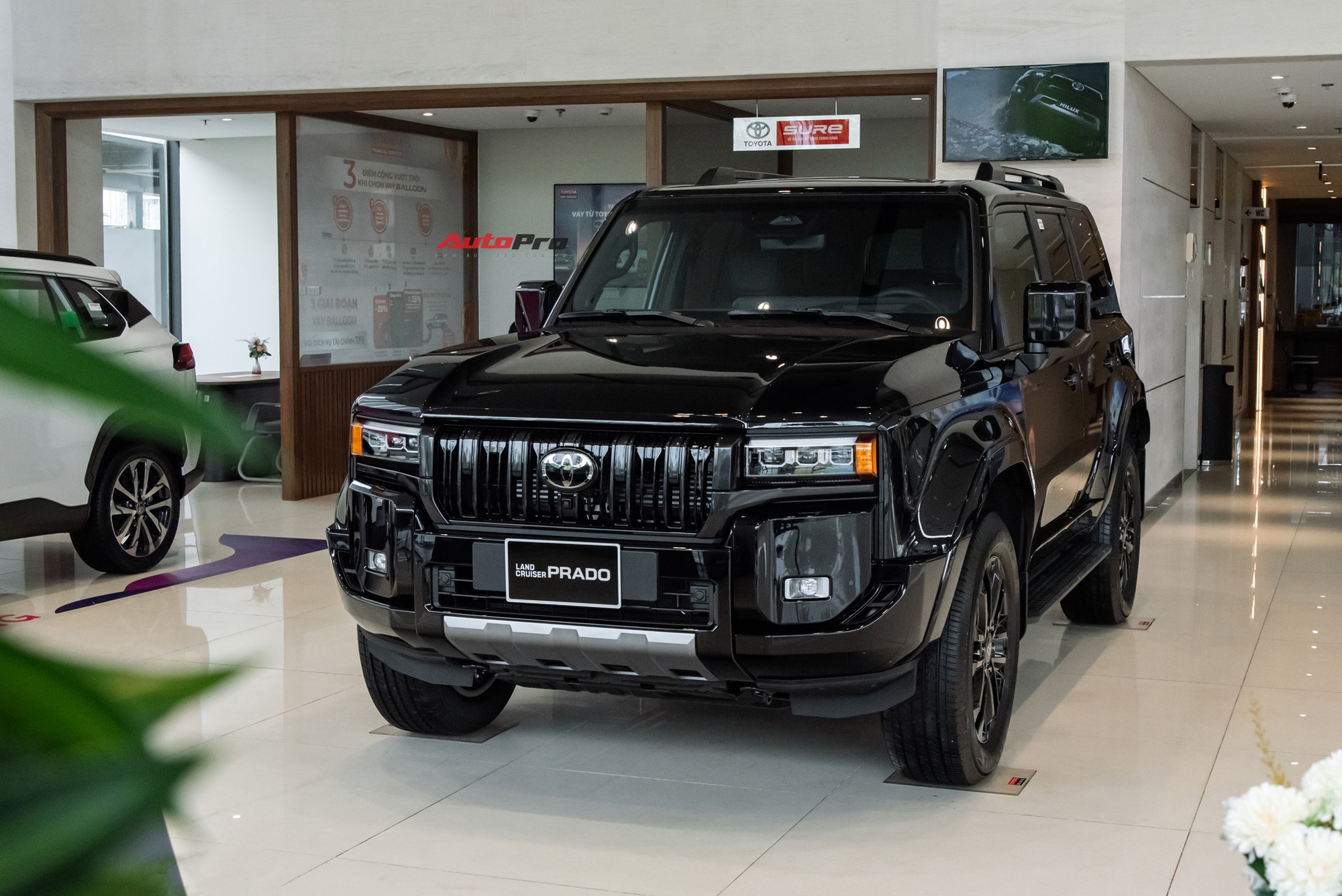 Hình ảnh Toyota Land Cruiser Prado tại đại lý