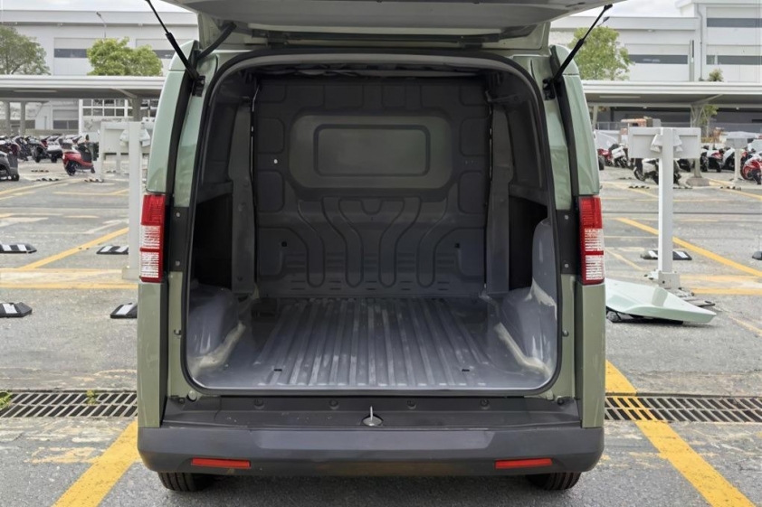 VinFast EC Van đèn hậu và tay nắm cửa