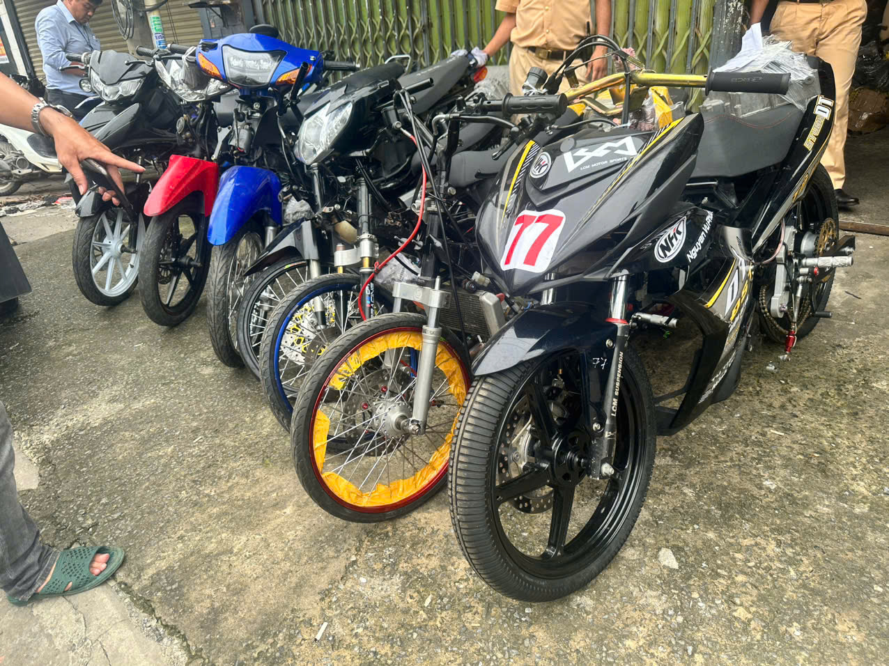 Công an TP HCM đột kích lò 'độ chế' xe quy mô lớn- Ảnh 1. Các xe nghi 'độ chế' bị tạm giữ