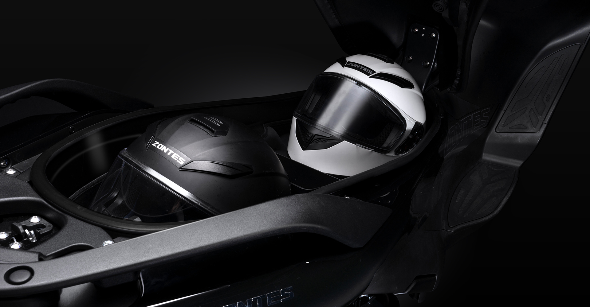 Cốp xe dung tích lớn chứa được hai mũ bảo hiểm Cốp xe chứa 2 mũ bảo hiểm