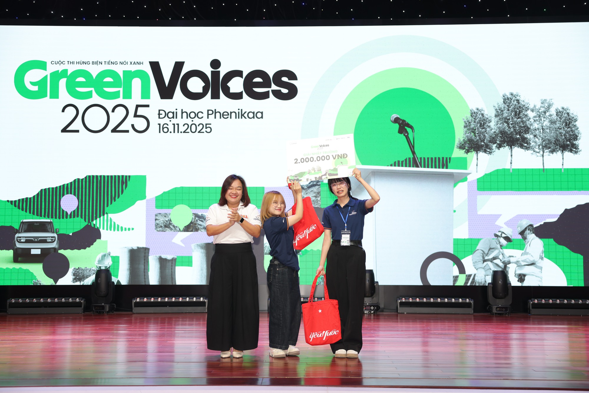 Tàm Thu Diệu và Bòng Kim Thanh giành giải nhất cuộc thi Green Voices tại đại học Phenikaa Hai nữ sinh Tàm Thu Diệu và Bòng Kim Thanh trên sân khấu nhận giải