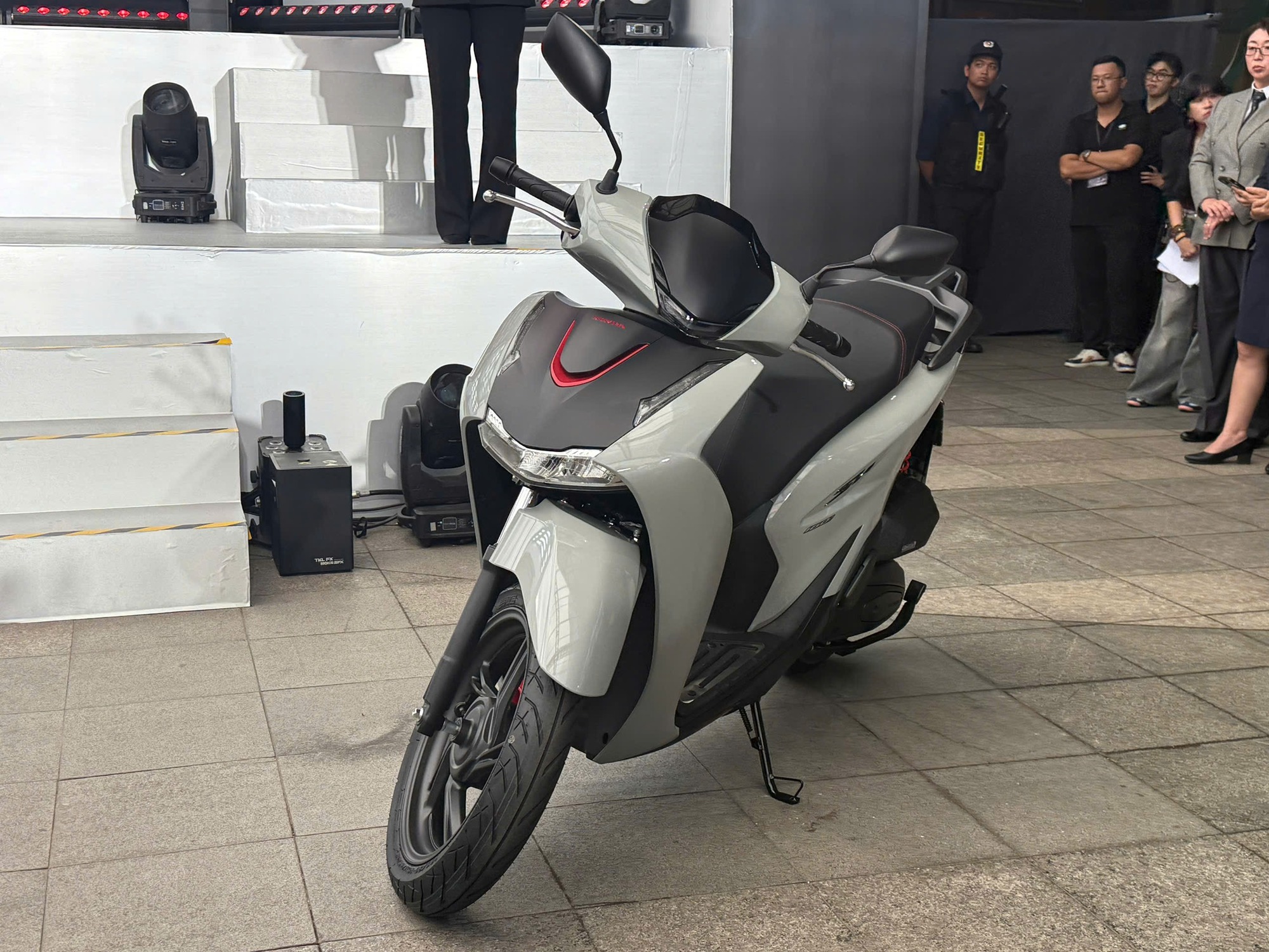 Cuộc chiến 'phòng thủ' của Honda tại Việt Nam- Ảnh 1. Honda SH và Air Blade mới vừa ra mắt thị trường Việt Nam.