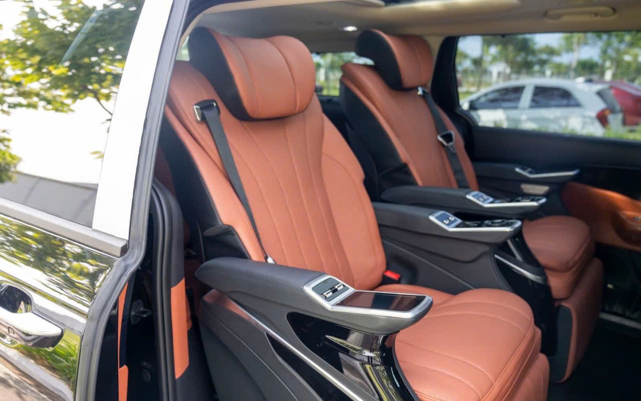 Ghế VIP trên Kia Carnival hybrid Ghế VIP chỉnh điện với nhiều tiện ích