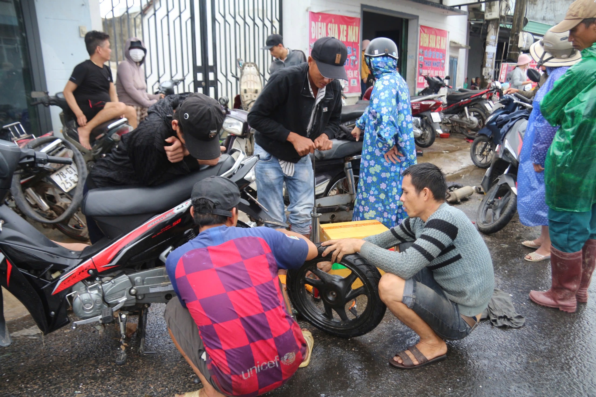 Xe máy xếp hàng dài chờ sửa