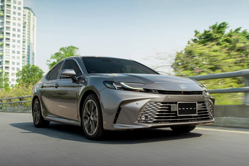 Toyota Camry đứng đầu sedan hạng D