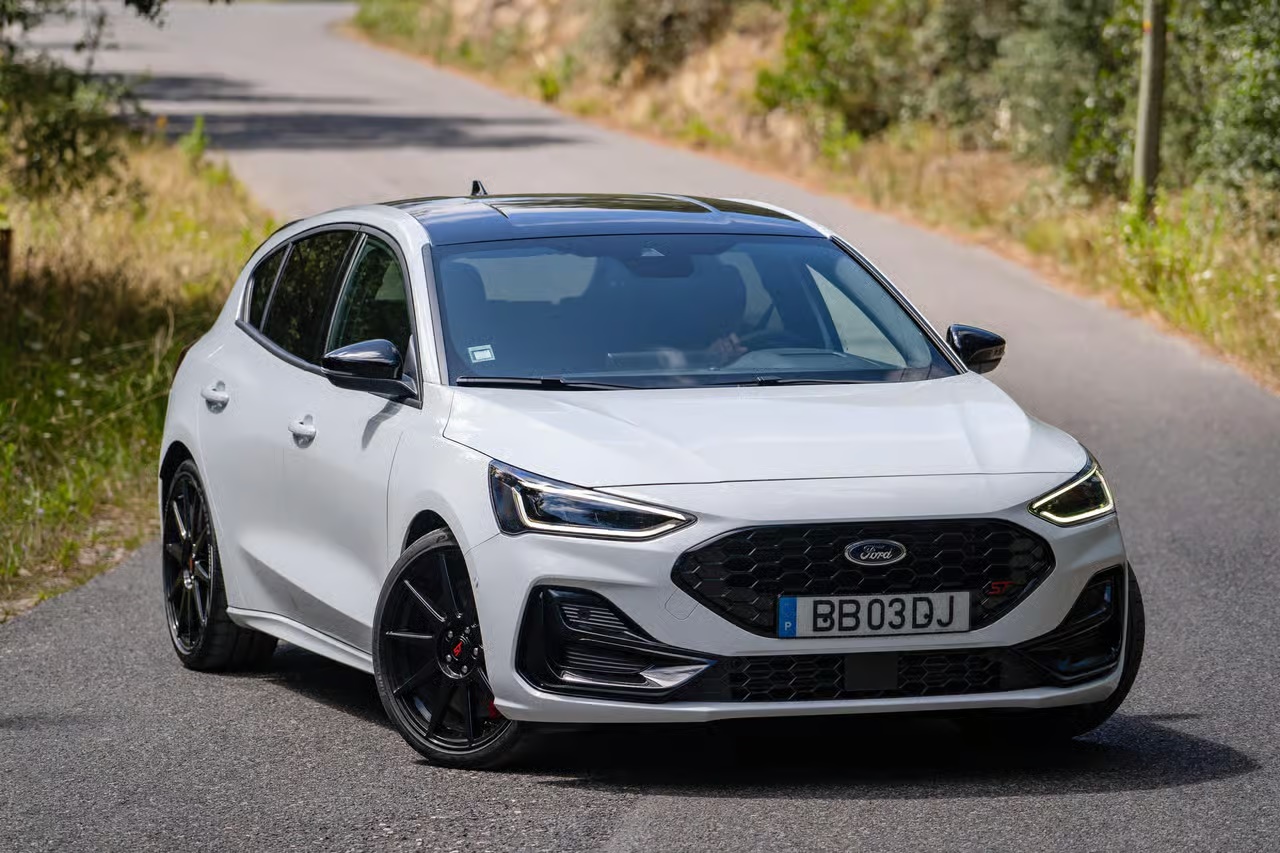 Ford Focus cuối cùng Ford Focus phiên bản hatchback màu trắng 5 cửa