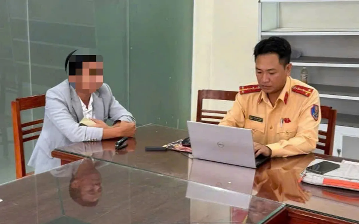 Xe ô tô chạy lùi bỏ chạy để tránh chốt kiểm tra