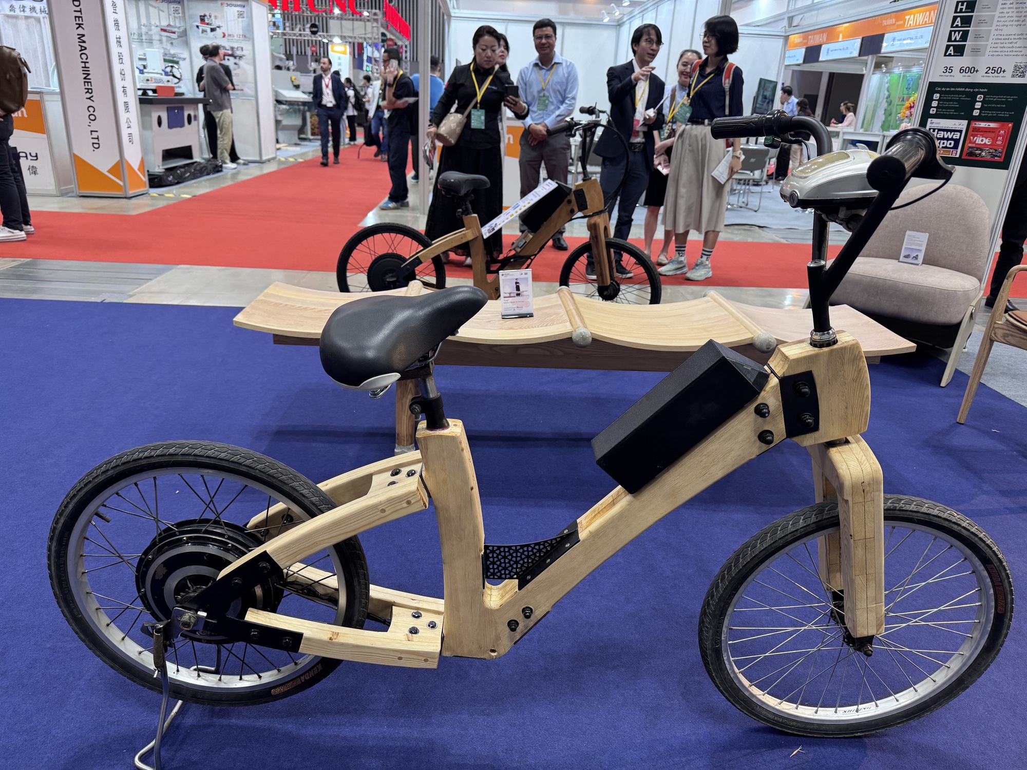 Xe máy điện khung gỗ do sinh viên chế tạo khiến dân tình trầm trồ- Ảnh 1. Mẫu xe điện khung gỗ gây chú ý