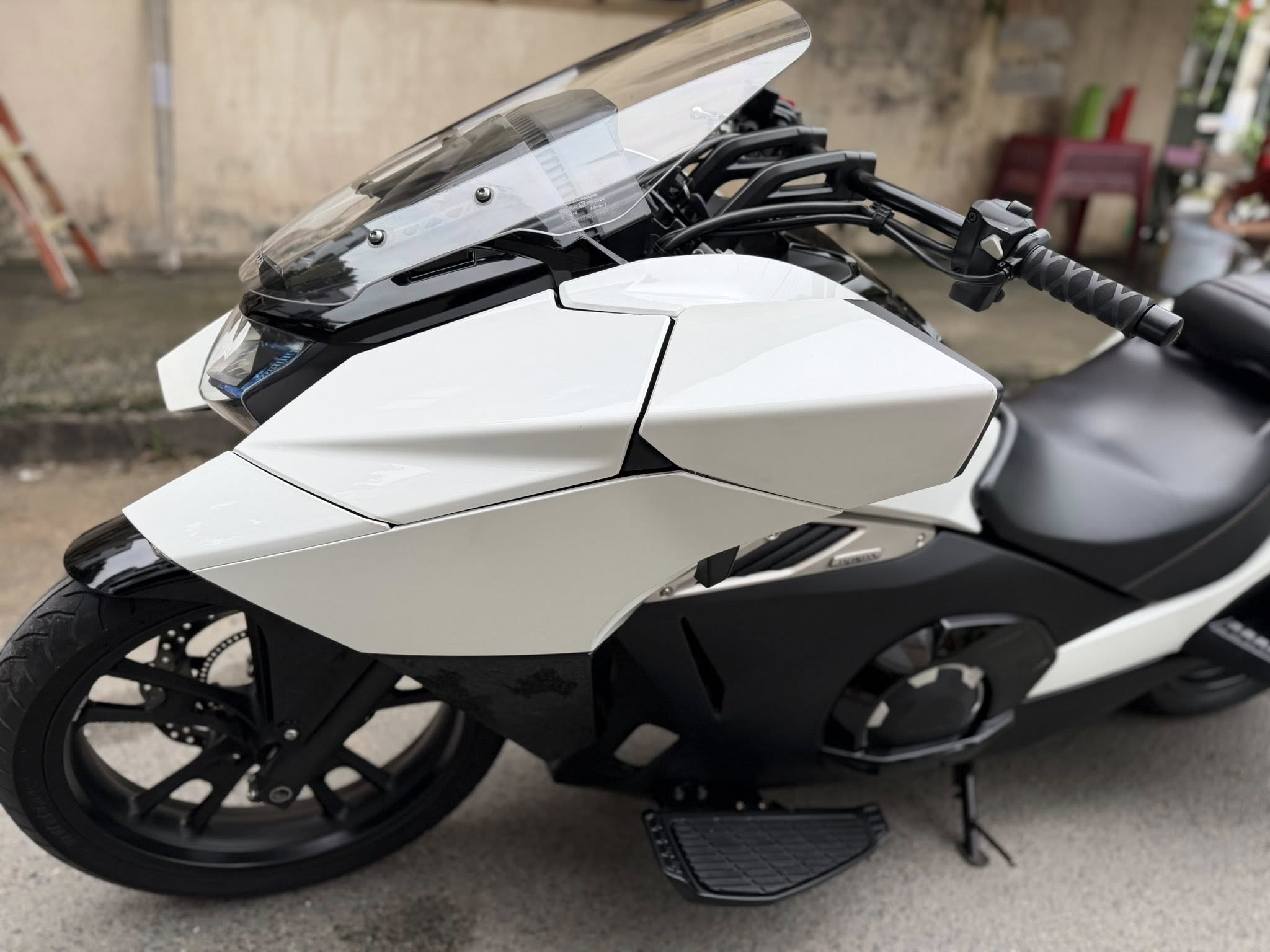 Xe tay ga 'phi thuyền' của Honda đang được rao bán ở Việt Nam, dùng chung một thứ với xe dẫn đoàn CSGT- Ảnh 6. Cận cảnh cụm đồng hồ kỹ thuật số trên Honda NM4-02