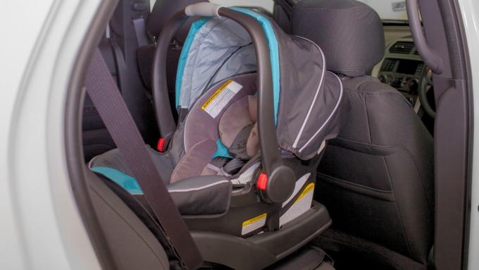 Ghế nôi trẻ em lắp ngược Ghế nôi lắp ngược ô tô