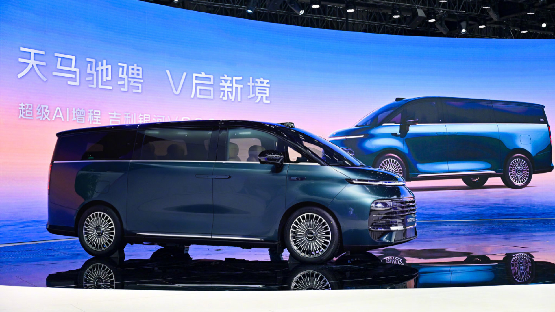 Nhóm vũ công tham gia thử nghiệm tận dụng mọi vị trí trong xe Nhóm vũ công tận dụng mọi vị trí trong xe Galaxy V900