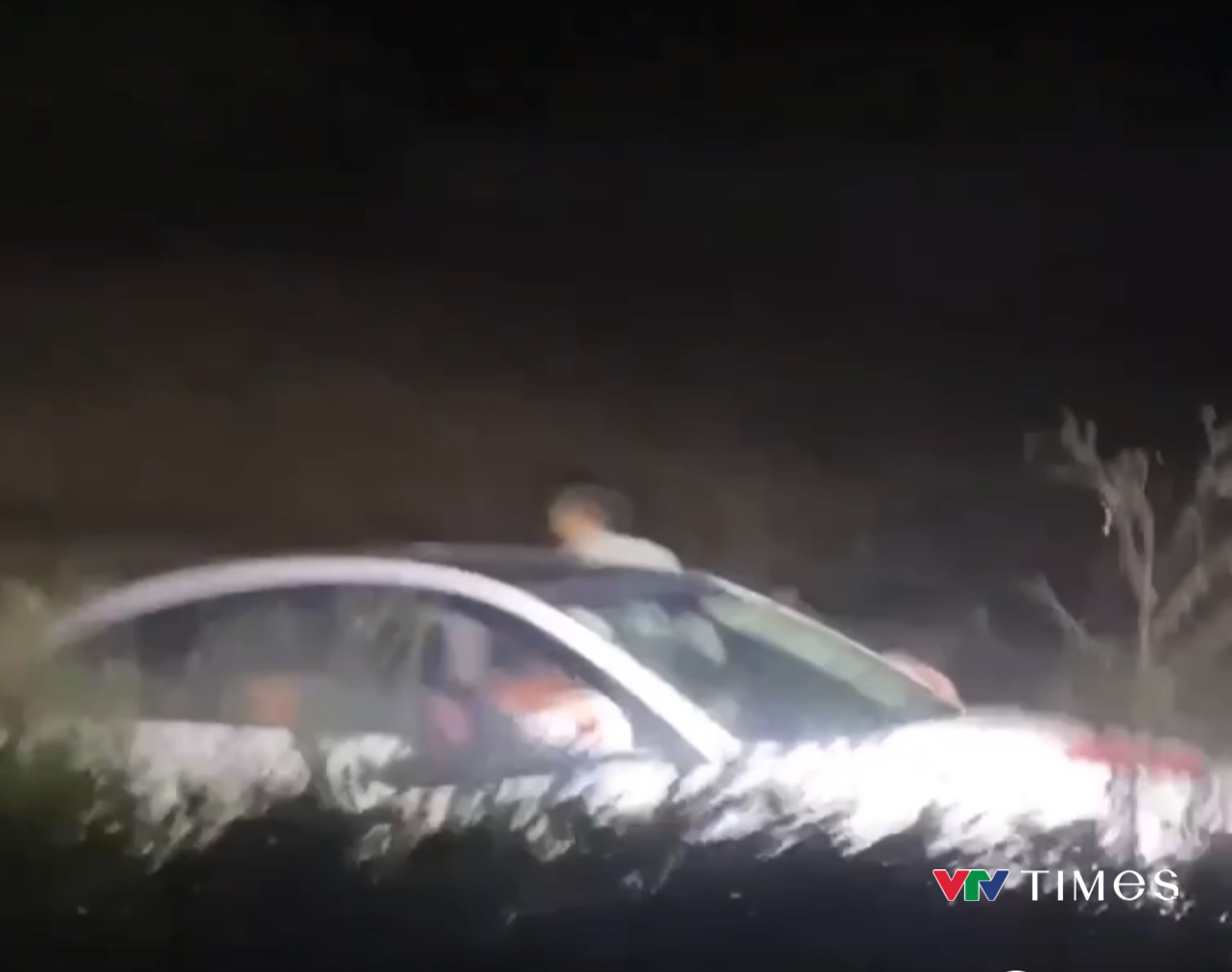 Xe ô tô chạy lùi bỏ chạy rồi lao xuống ruộng