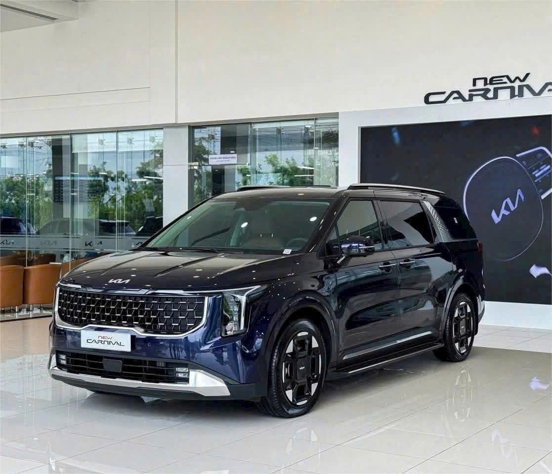 Kia Carnival giảm giá tới 100 triệu tại đại lý, giá thực tế chỉ ngang xe đã qua sử dụng- Ảnh 2. Kia Carnival tồn kho ít bản 2.2D Premium 8S
