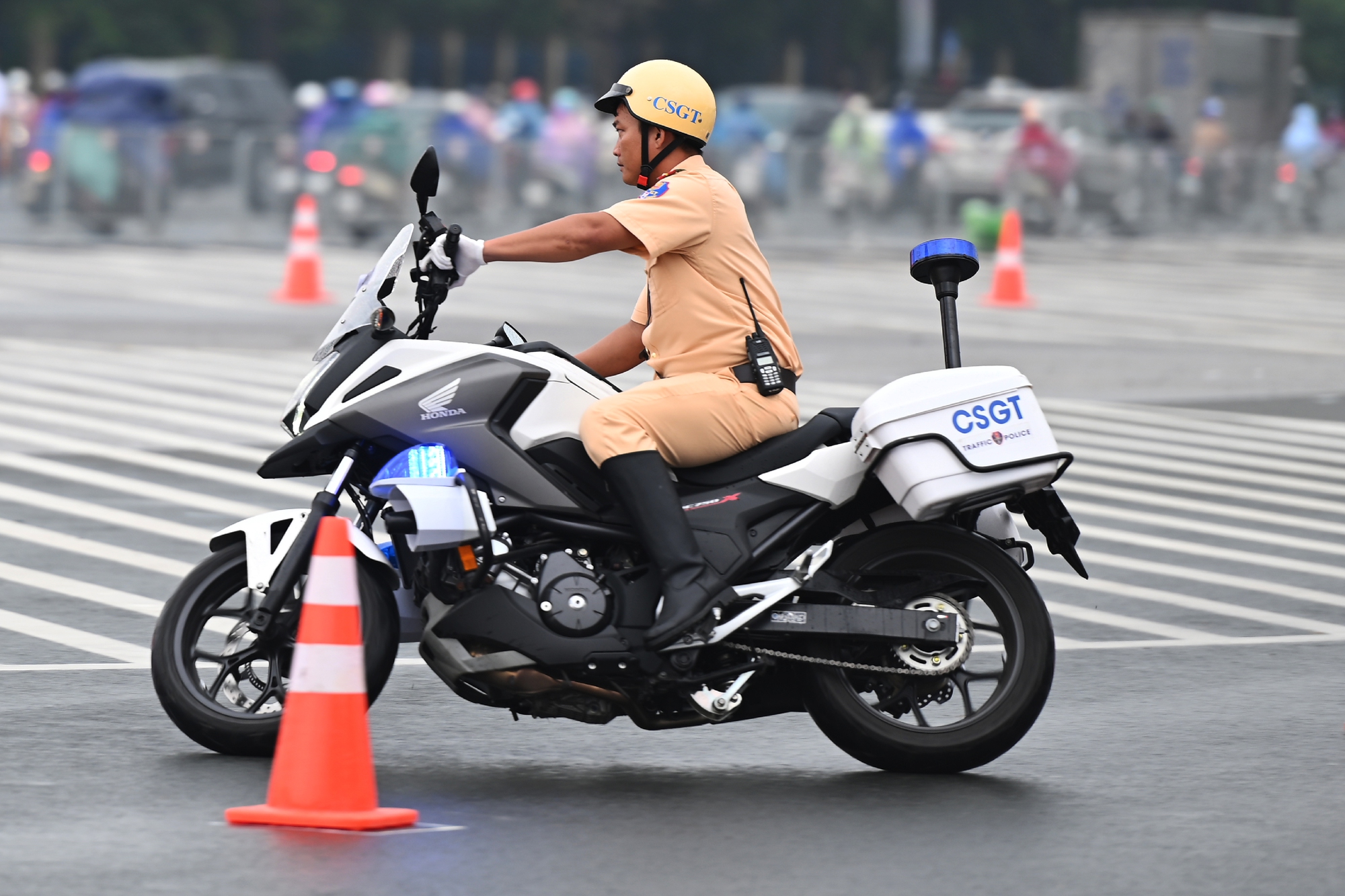 Xe tay ga 'phi thuyền' của Honda đang được rao bán ở Việt Nam, dùng chung một thứ với xe dẫn đoàn CSGT- Ảnh 5. Xe đặc chủng Honda NC750 của CSGT Việt Nam