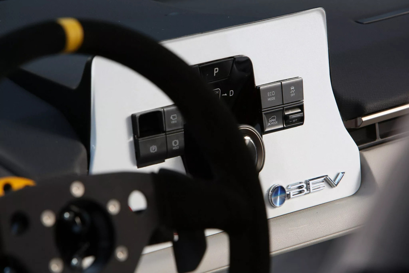 Toyota hé lộ biến thể xe điện hiệu suất cao- Ảnh 6. Vô-lăng thể thao và cần số trung tâm