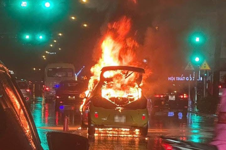 Hà Nội: Ô tô bốc cháy ngùn ngụt giữa trời mưa- Ảnh 1. Ô tô bốc cháy dữ dội trên phố Nguyễn Văn Luyện
