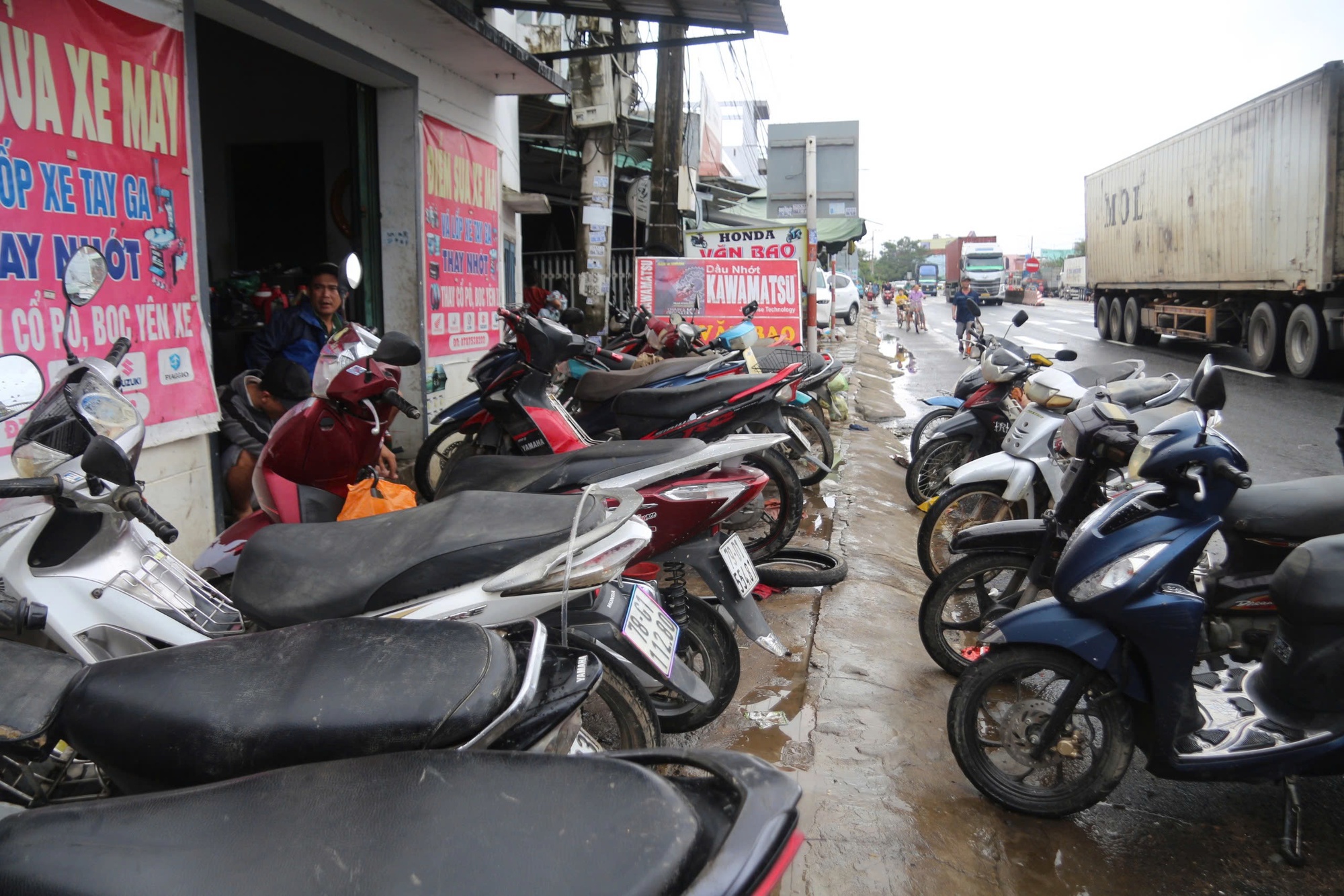 Xe máy được bảo trì tại cửa hàng