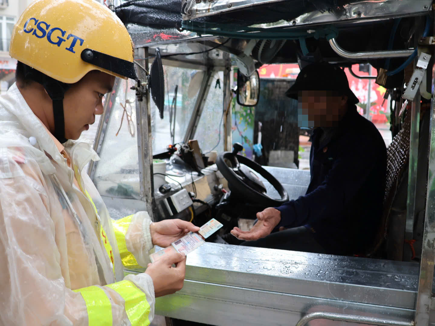 CSGT kiểm tra giấy tờ của người điều khiển Lực lượng CSGT kiểm tra giấy tờ người điều khiển xe