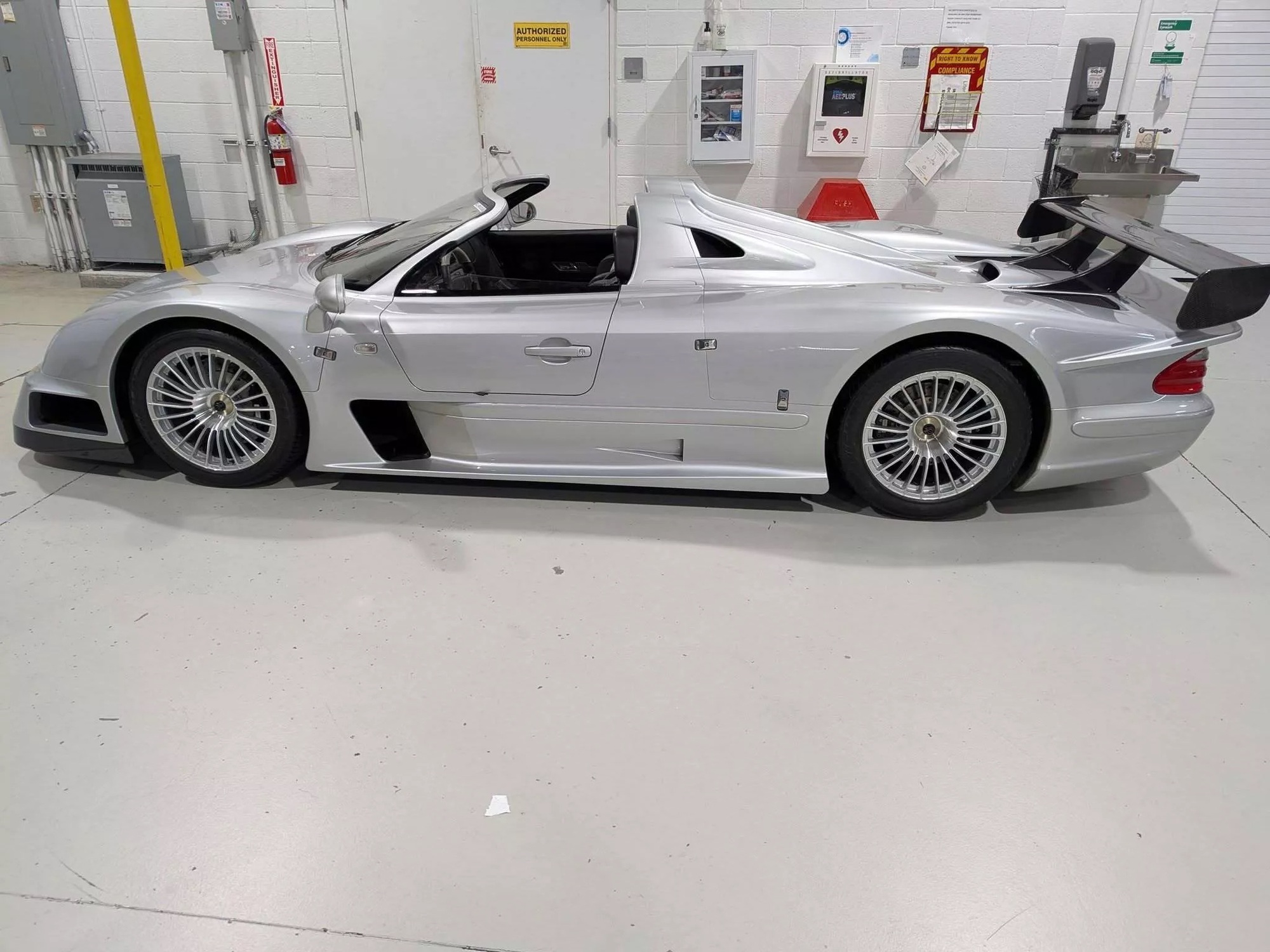 Mercedes-Benz CLK-GTR Roadster chuẩn bị đấu giá Siêu xe Mercedes-Benz CLK-GTR Roadster có thể bị bán đấu giá