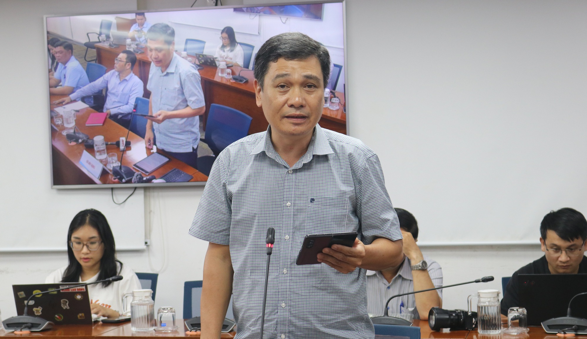 Sở Xây dựng TP HCM nói gì khi doanh nghiệp đề xuất hoán cải xe xăng sang xe điện?- Ảnh 1. Ông Nguyễn Kiên Giang trao đổi tại họp báo