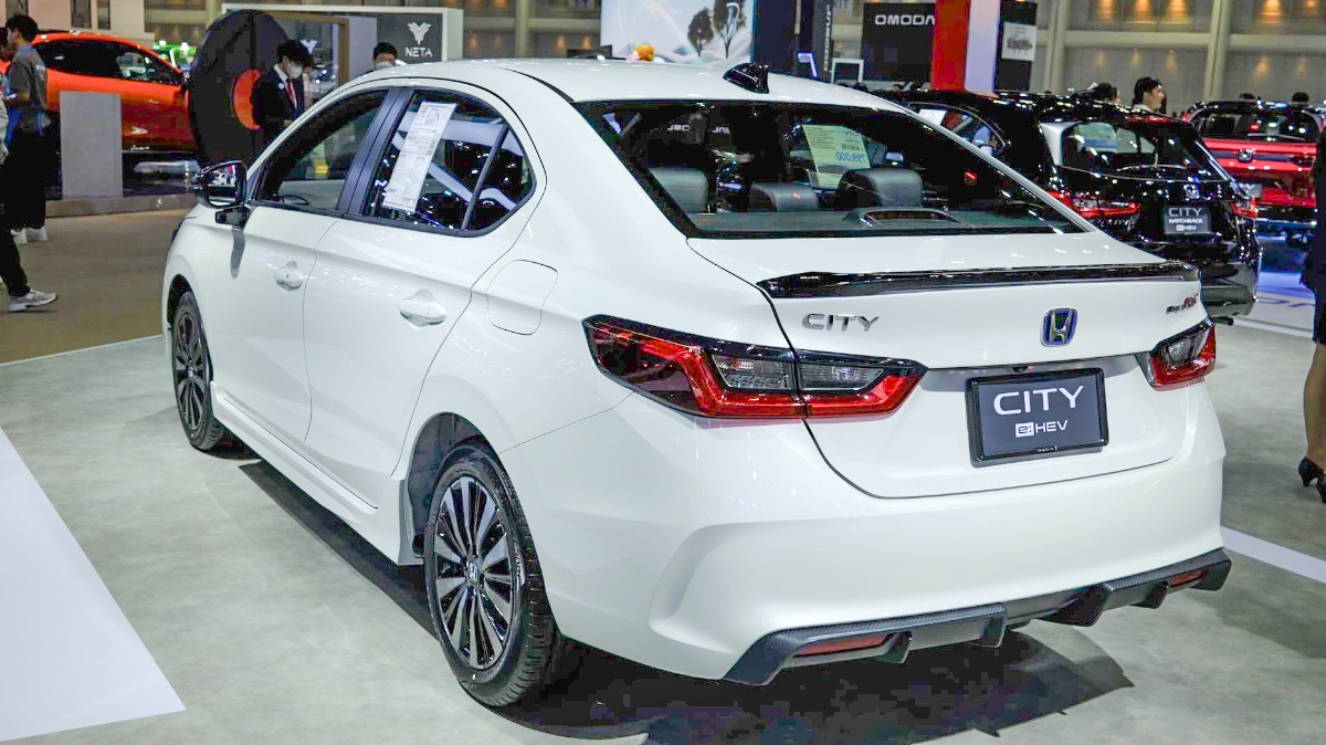 Honda City phiên bản hybrid ở Thái Lan với logo xanh dương