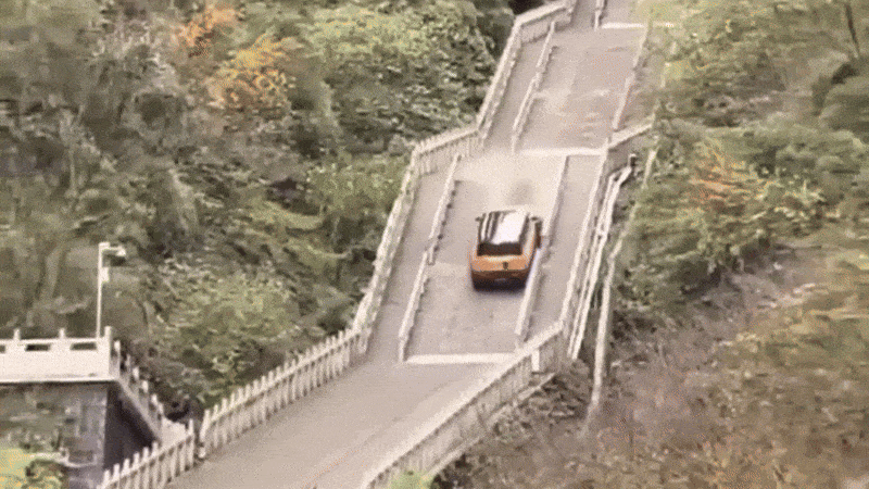 SUV Trung Quốc tụt dốc, làm vỡ lan can khi cố leo 999 bậc lên đỉnh núi- Ảnh 1. SUV tụt dốc phá lan can