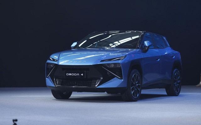 Omoda 4 ngoại thất Phần đầu Omoda 4 với thiết kế sắc nét và đèn hai tầng