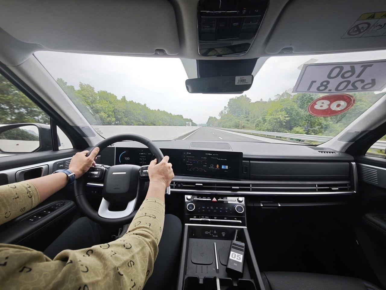 Hiển thị công nghệ hybrid Santa Fe