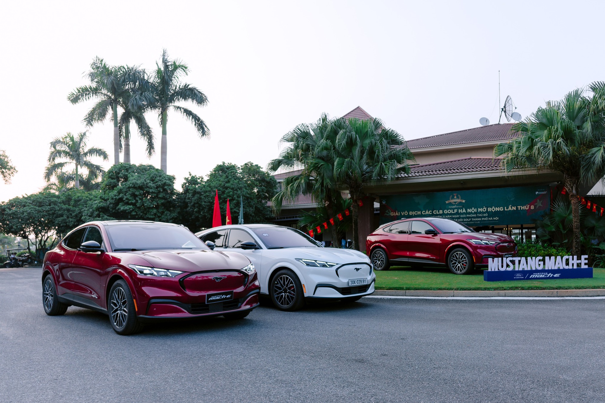 Khách hàng đam mê cầm lái Mustang Mach-E