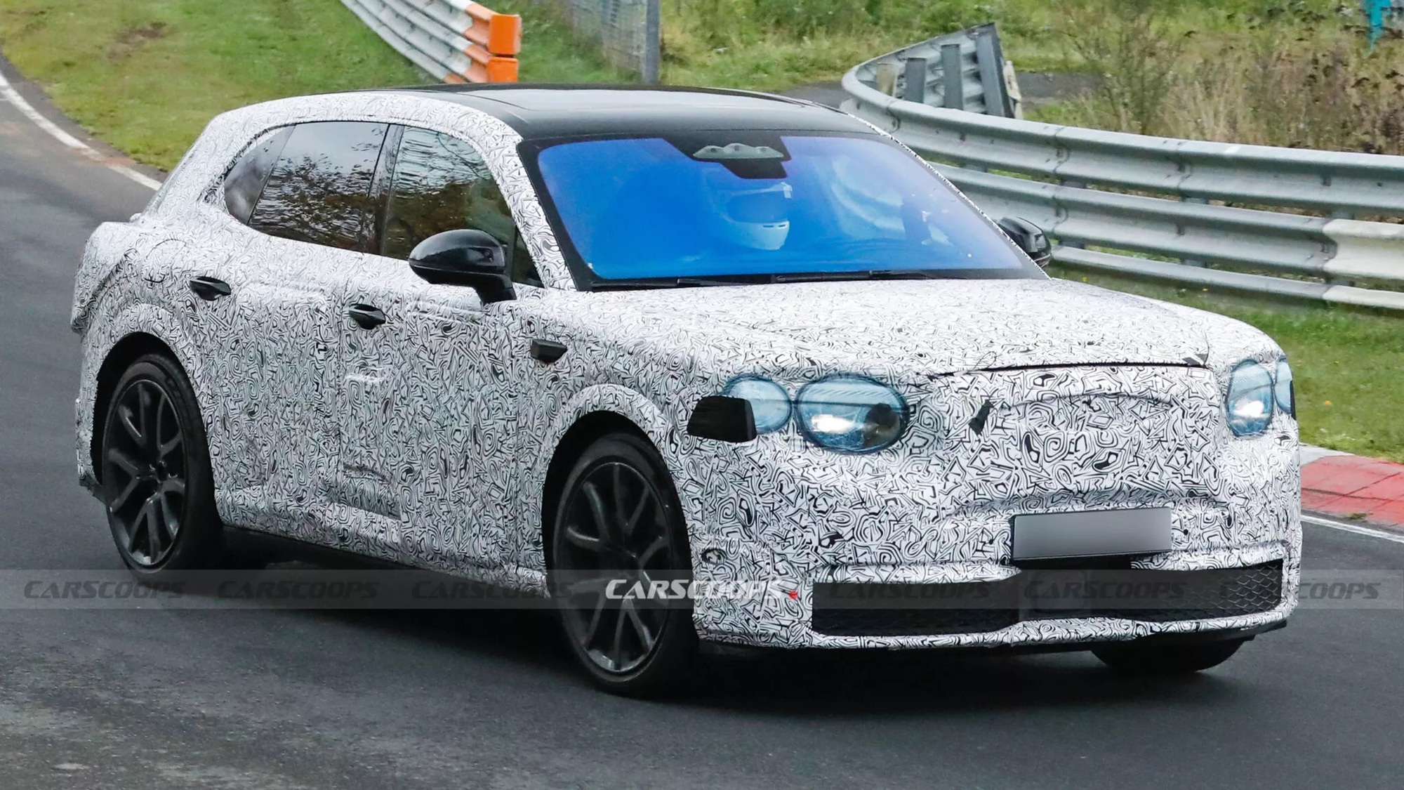 Bentley Urban SUV chạy thử