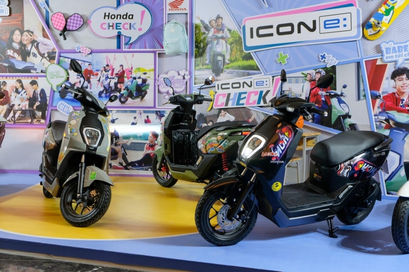 Mặt trước xe máy điện Honda ICON e với đèn LED
