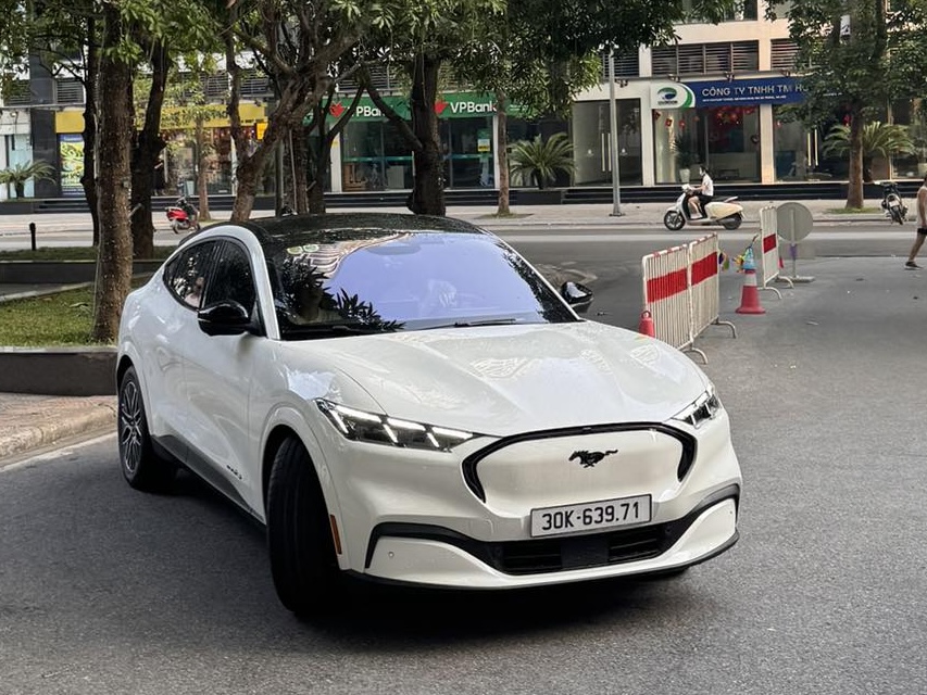 Mustang Mach-E ra biển số Hà Nội