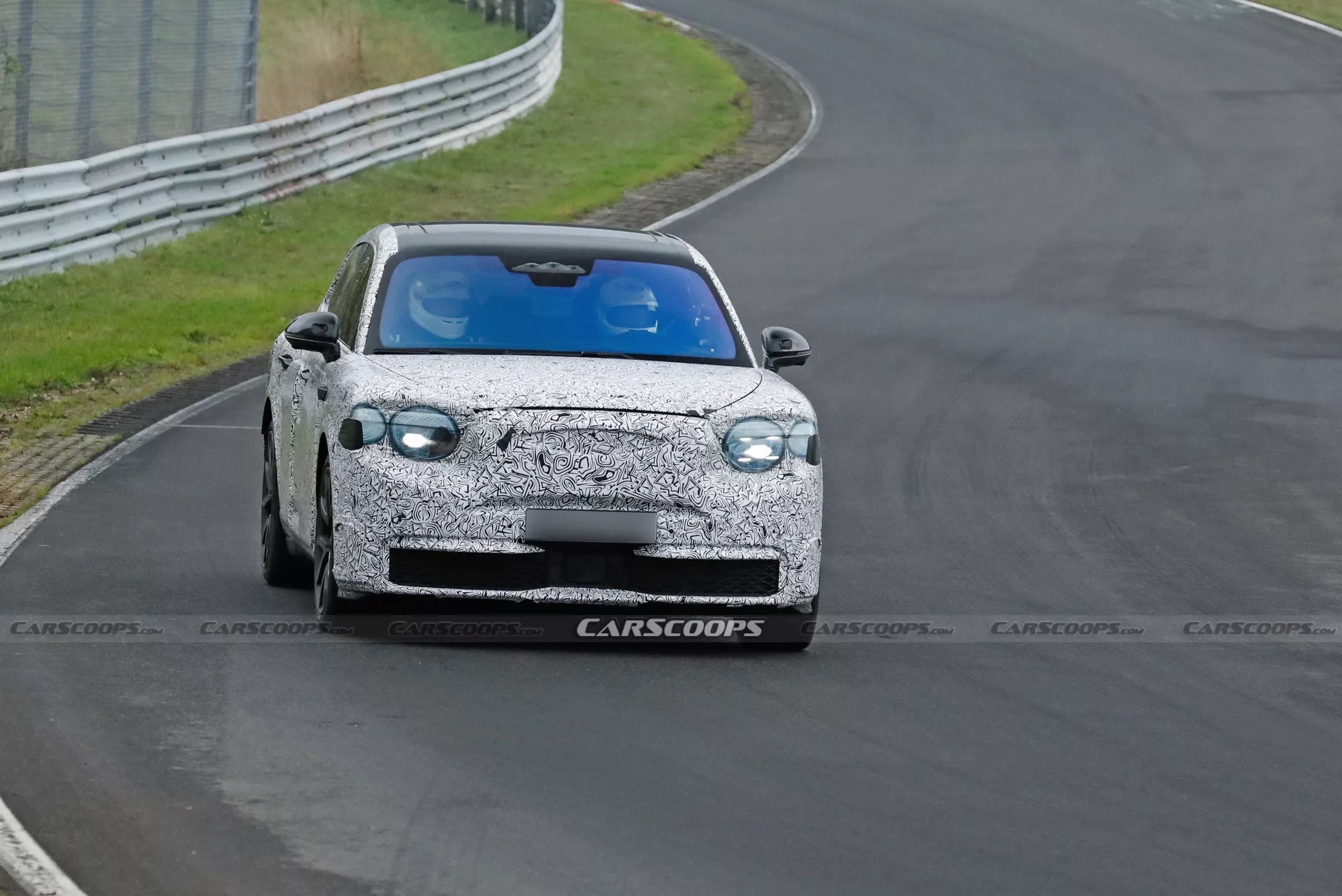 Đầu xe Urban SUV được che chắn kỹ lưỡng