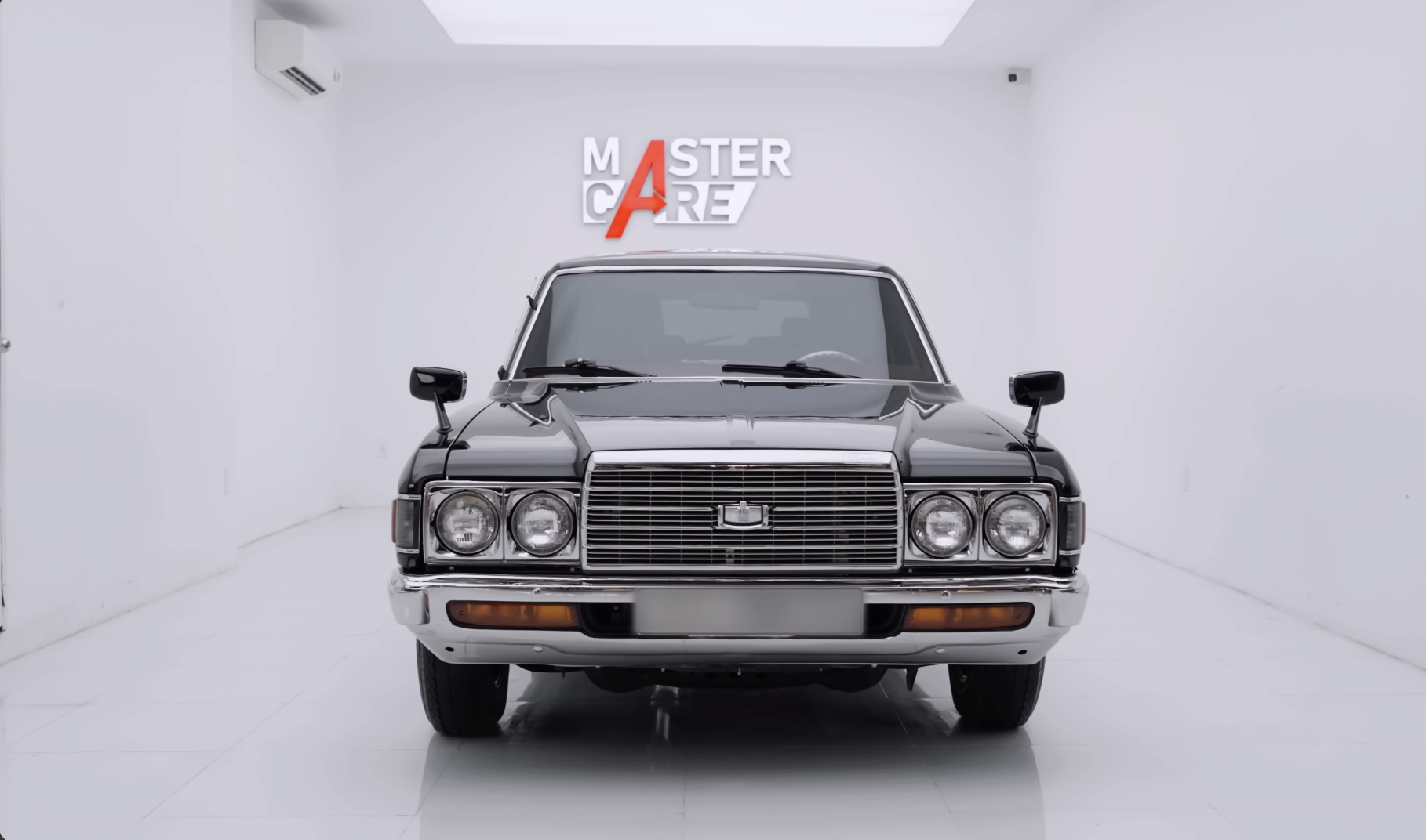 Chi tiết kim loại inox trên Toyota Crown Wagon Các chi tiết inox mới trên thân xe